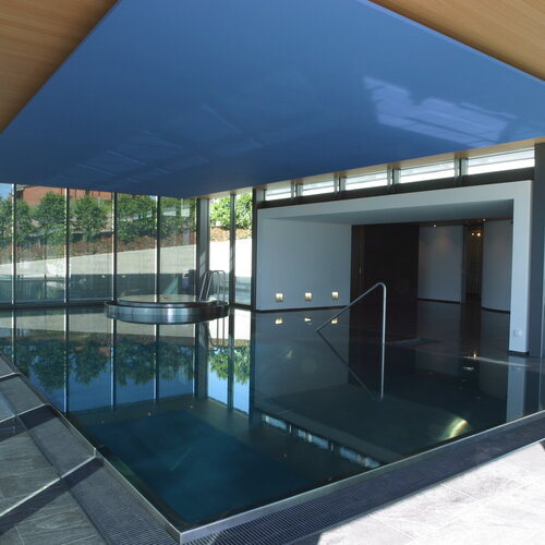 Innenpool und Whirlpool