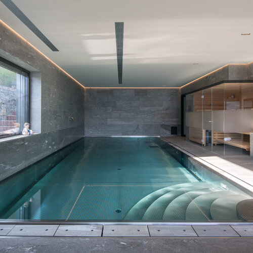 Innenpool und Whirlpool