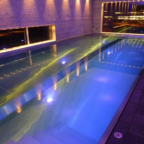 Innenpool und Whirlpool